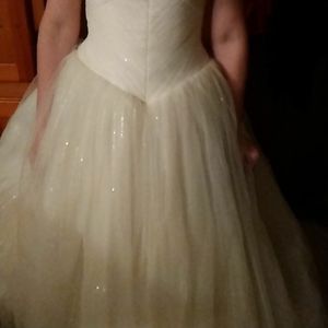 Wedding dress never worn paid 1350$ selling for 70